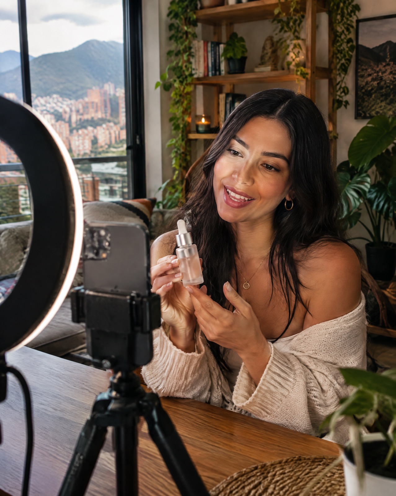 Creadora grabando en su casa una reseña en video de un sérum, con el celular en un trípode y un aro de luz.